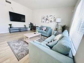 915 N Holly St in Anaheim, CA - Foto de edificio - Building Photo