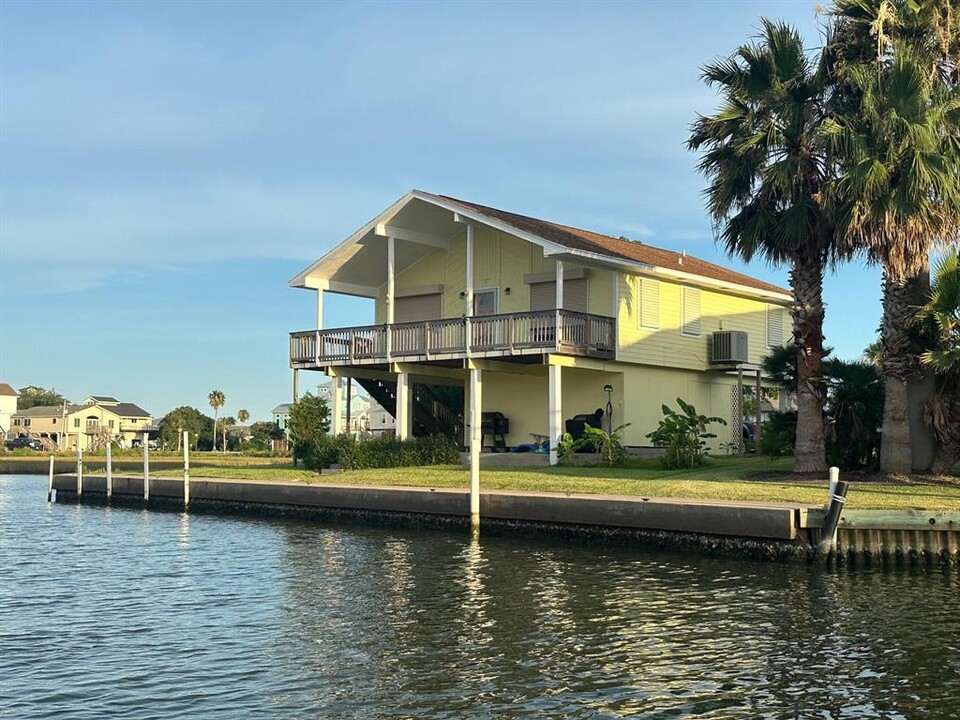 1438 Mango Dr in Tiki Island, TX - Foto de edificio