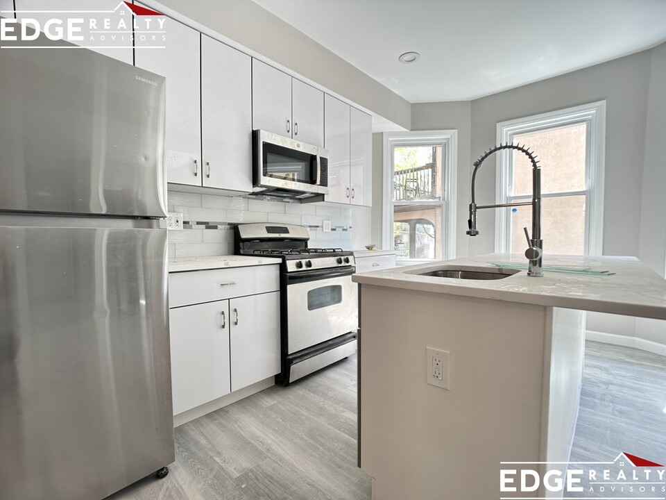 42 Long Ave, Unit 1 in Boston, MA - Foto de edificio