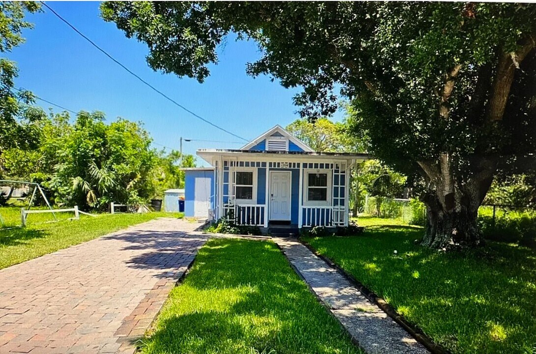 1706 N 15th St in Fort Pierce, FL - Building Photo