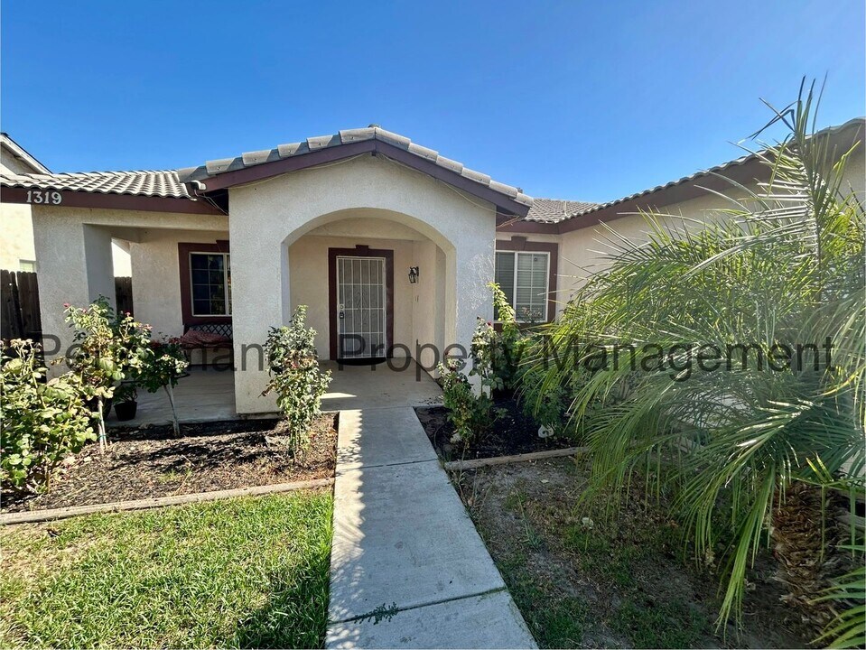 1319 Berkshire Rd in Bakersfield, CA - Building Photo