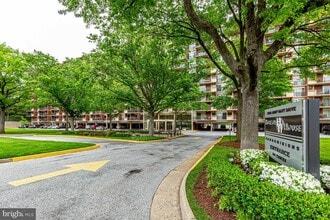 1300 Army Navy Dr in Arlington, VA - Building Photo - Building Photo