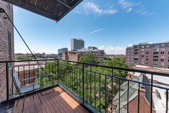 3900 N Pine Grove Ave, Unit 802 in Chicago, IL - Building Photo - Building Photo