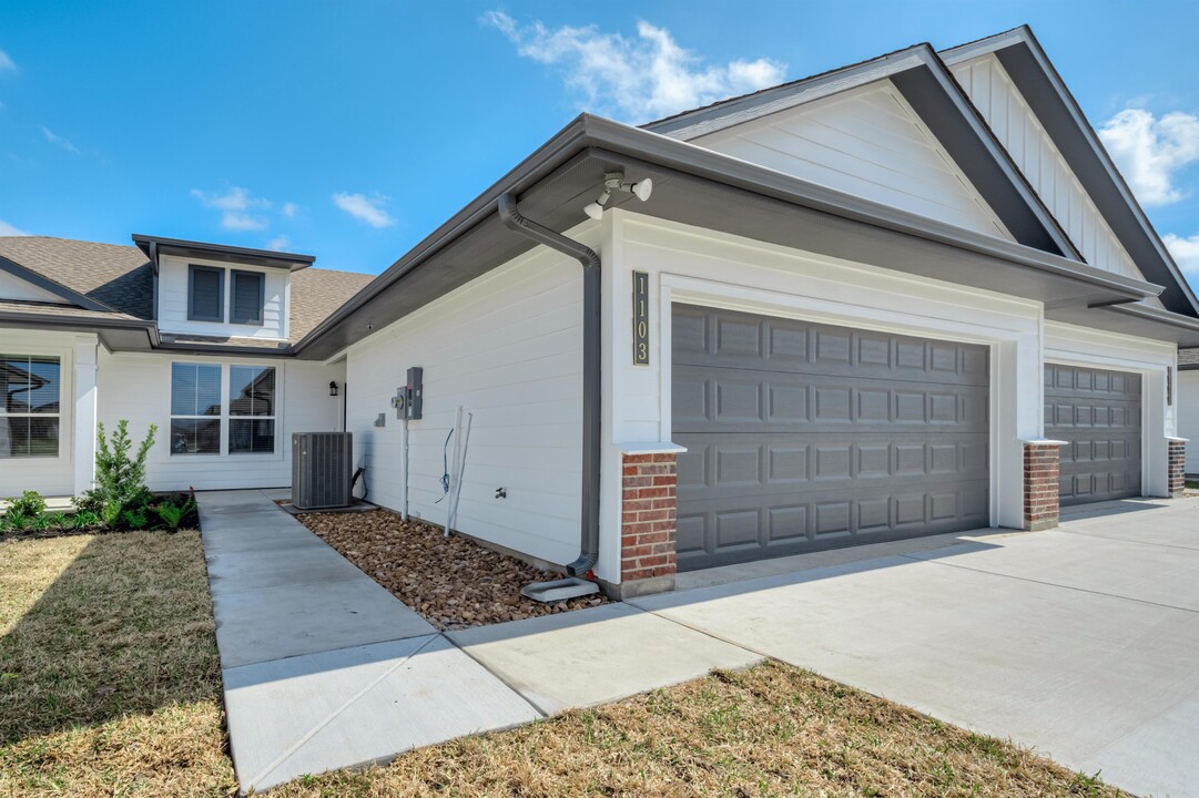 1143 Trellis Pass in Brenham, TX - Building Photo