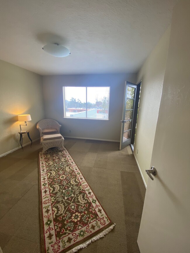 3833 Maybelle Ave, Unit 4 in Oakland, CA - Foto de edificio - Building Photo