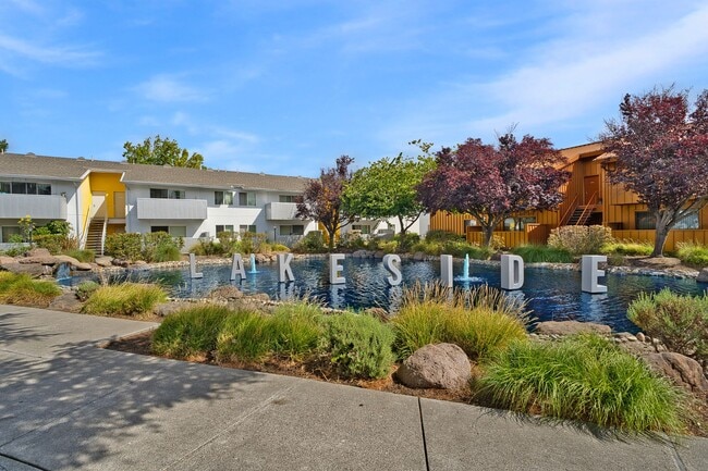 Lakeside Village in San Leandro, CA - Foto de edificio - Building Photo