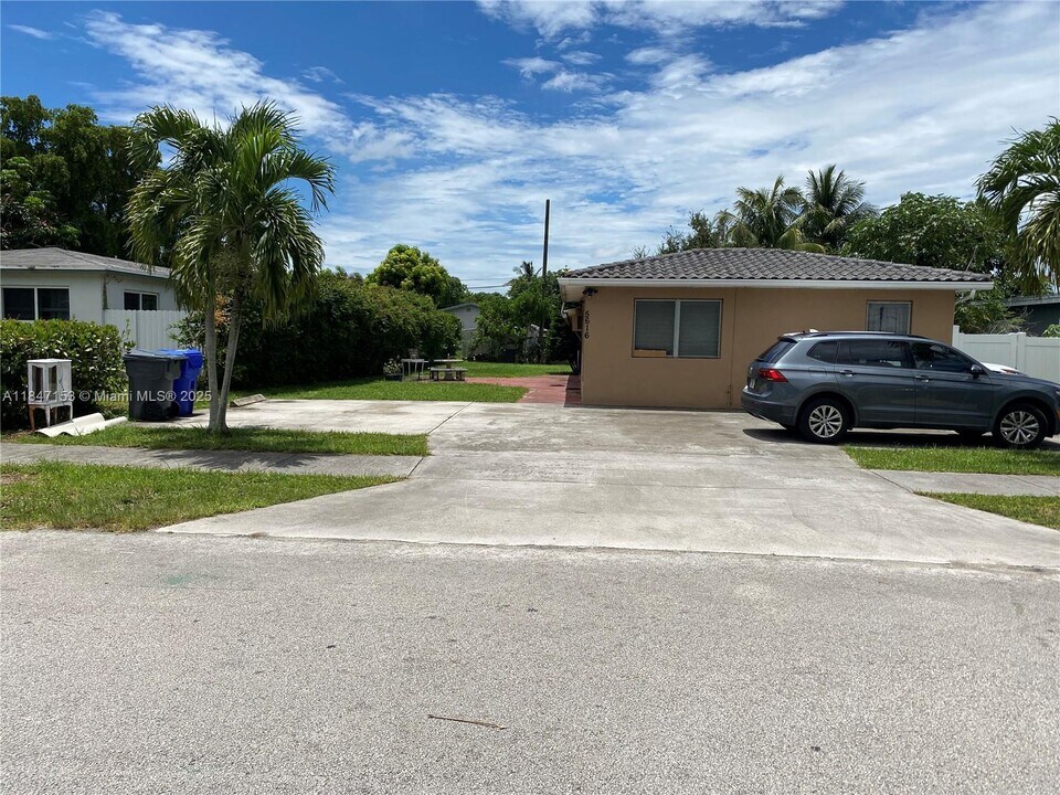 5616 Arthur St in Hollywood, FL - Building Photo