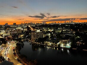 2555 Collins Ave in Miami, FL - Foto de edificio - Building Photo