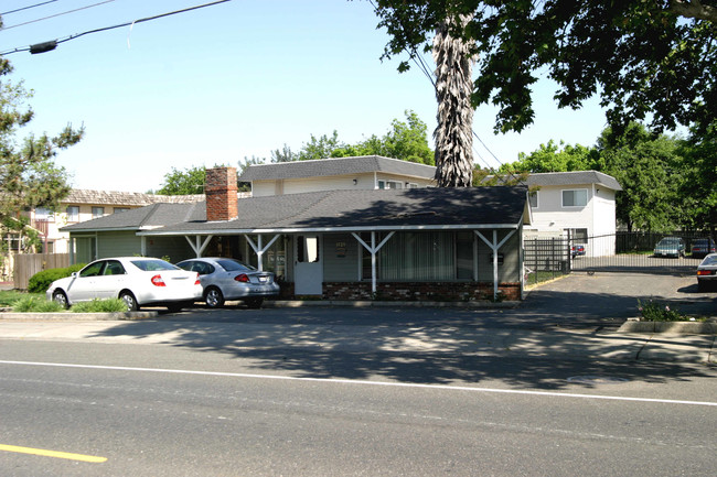 5729 Engle Rd in Carmichael, CA - Foto de edificio - Building Photo