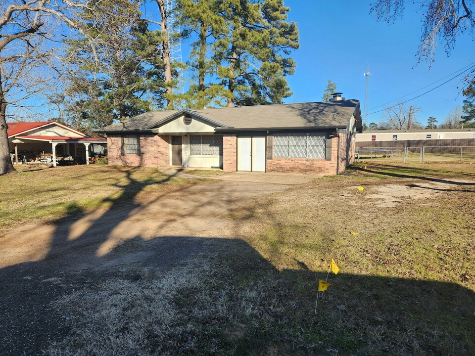 703 S Foster St in Linden, TX - Building Photo