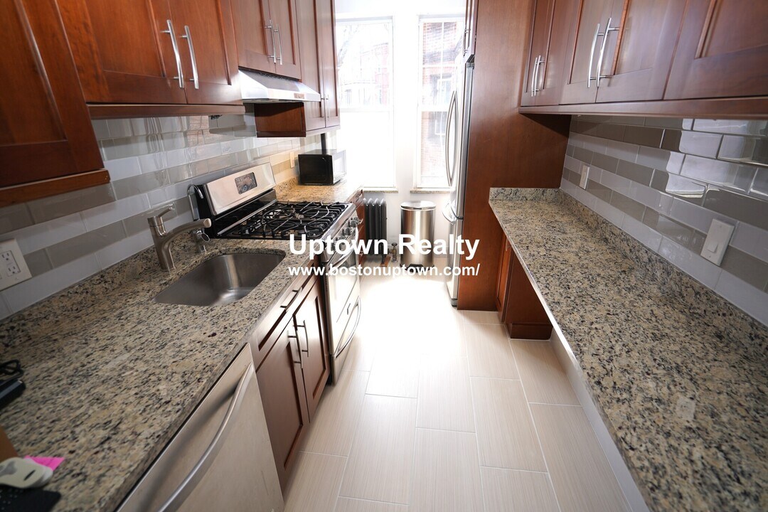 72 Strathmore Rd, Unit 1B in Boston, MA - Building Photo