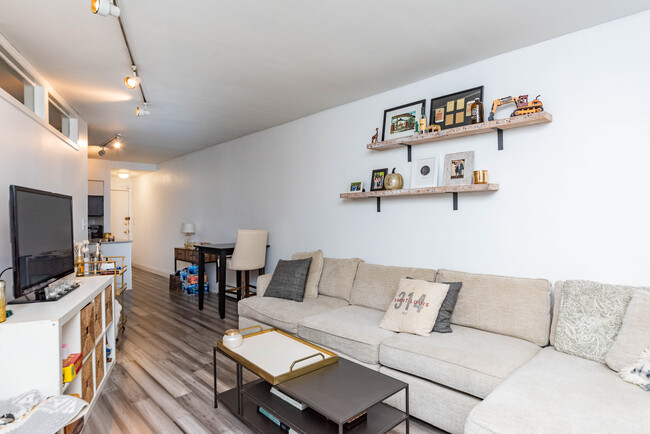 1750 N Wells St, Unit 106 in Chicago, IL - Building Photo - Building Photo