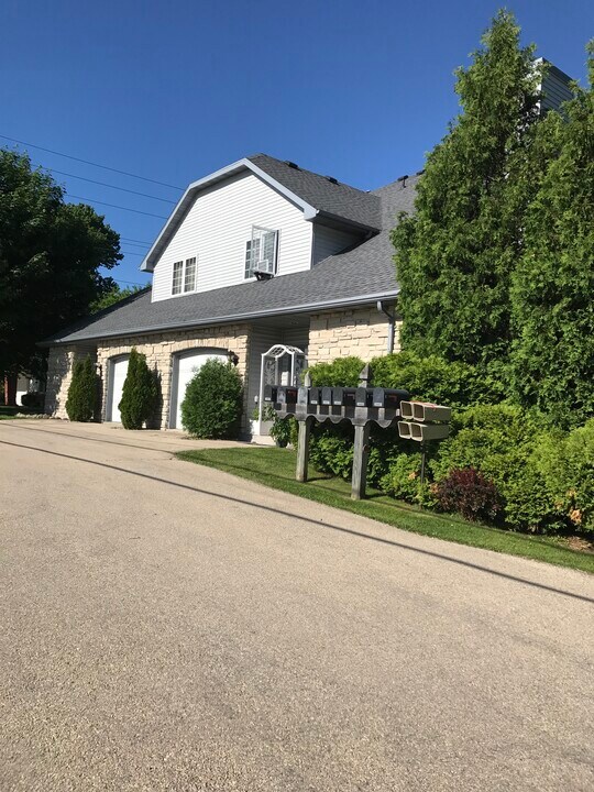 2457 N Lynndale Dr in Appleton, WI - Building Photo