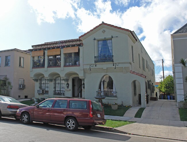 325 N Genesee Ave in Los Angeles, CA - Building Photo - Building Photo