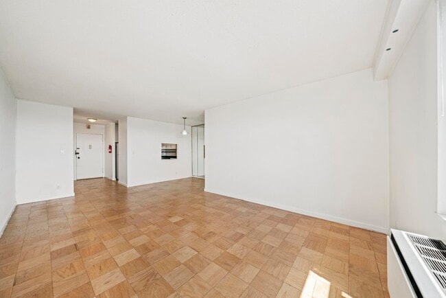 7855 JFK Blvd E in North Bergen, NJ - Foto de edificio - Building Photo