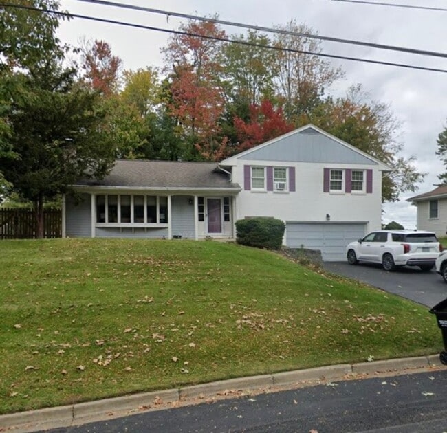 2437 Rhonda Dr in Vestal, NY - Building Photo - Building Photo