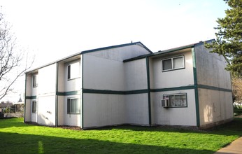 Fischer Court Apartments in Salem, OR - Building Photo - Building Photo