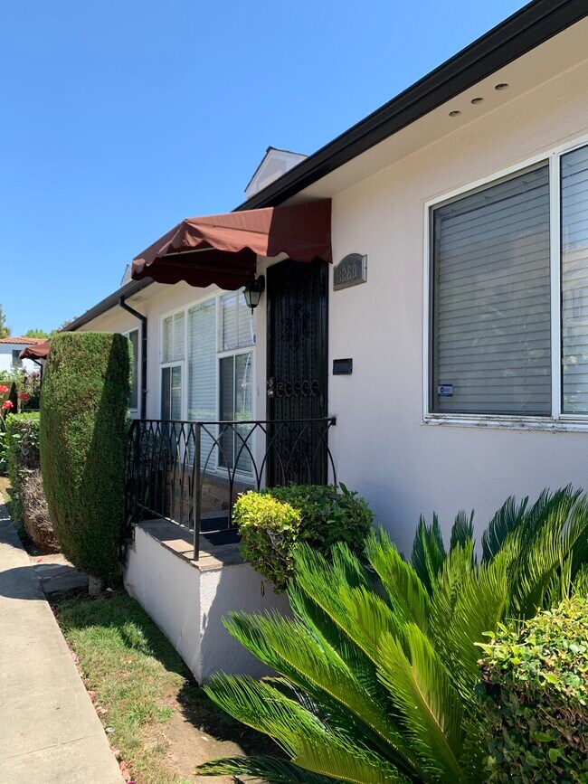 8260 Willoughby Ave Rentals in Los Angeles, CA