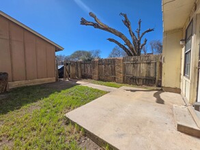 1201 Dobie Dr in Austin, TX - Foto de edificio - Building Photo