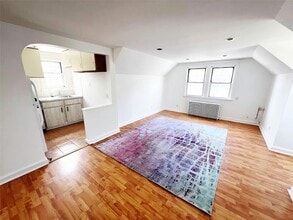 35 Hicks St in Valley Stream, NY - Building Photo - Building Photo