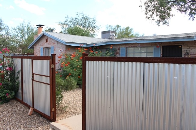 3246 E Edison St in Tucson, AZ - Foto de edificio - Building Photo