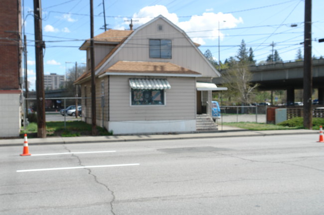 Maplehurst Apartment Duplex in Spokane, WA - Foto de edificio - Building Photo