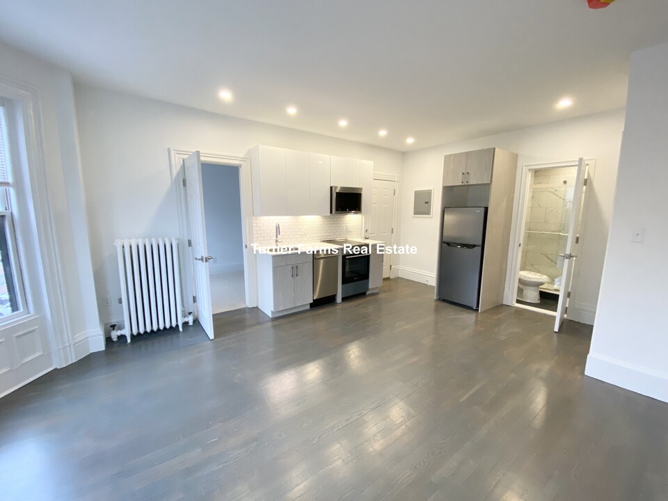 215 Newbury St, Unit 3R in Boston, MA - Building Photo