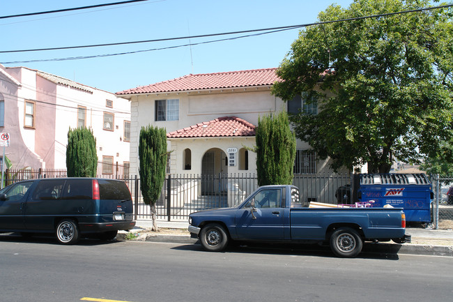 2861 San Marino St in Los Angeles, CA - Foto de edificio - Building Photo