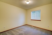 8533 16th St NE in Lake Stevens, WA - Foto de edificio - Building Photo