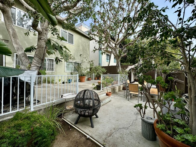127 Vista Pl in Los Angeles, CA - Building Photo - Building Photo