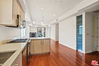 819 S Holt Ave in Los Angeles, CA - Building Photo - Building Photo