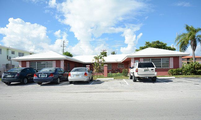 1751 NE 56th St in Fort Lauderdale, FL - Foto de edificio - Building Photo