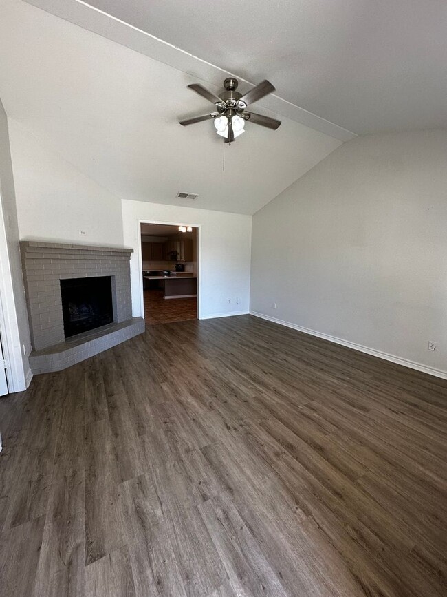31 Dawn St in Longview, TX - Foto de edificio - Building Photo