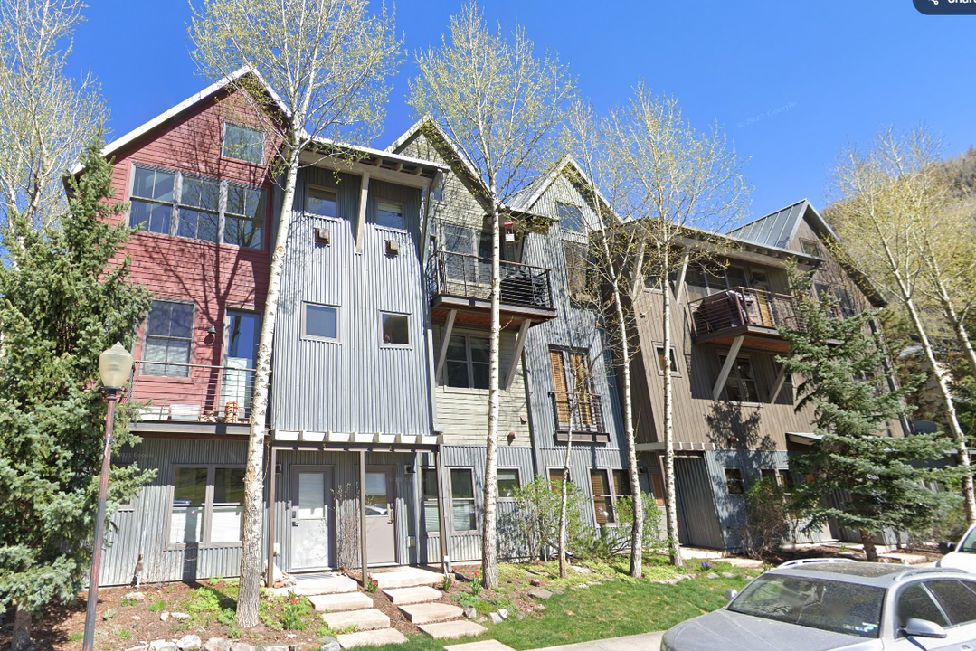 240 S Mahoney Dr in Telluride, CO - Building Photo