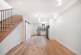 95 Leslie St in Toronto, ON - Building Photo - Building Photo
