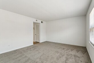 Cove Harbor Townhomes in Hampton, VA - Building Photo - Building Photo