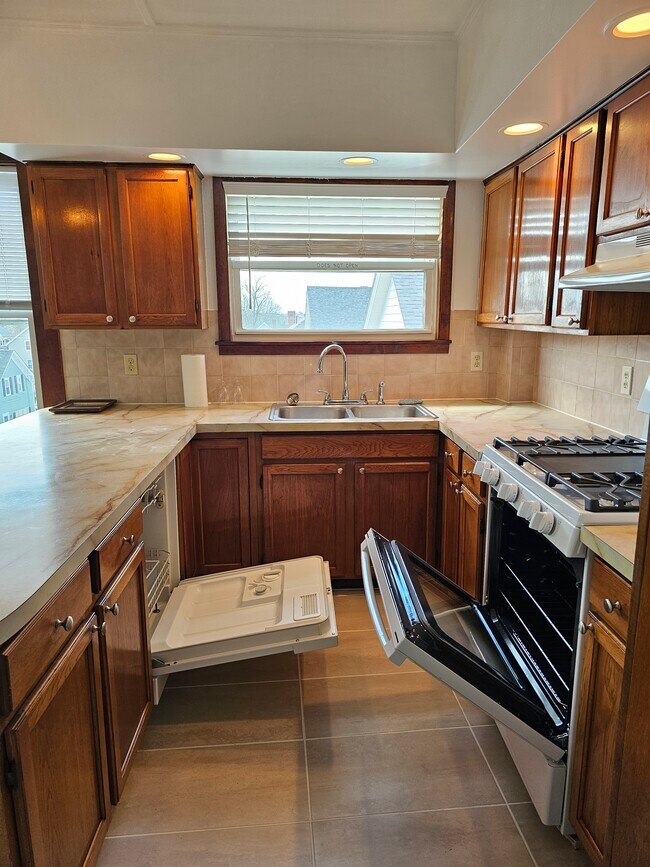 671 Maple St Apartments and Nearby Fall River Apartments For Rent