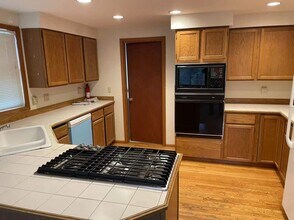 17419 NE 28th St in Redmond, WA - Foto de edificio - Building Photo