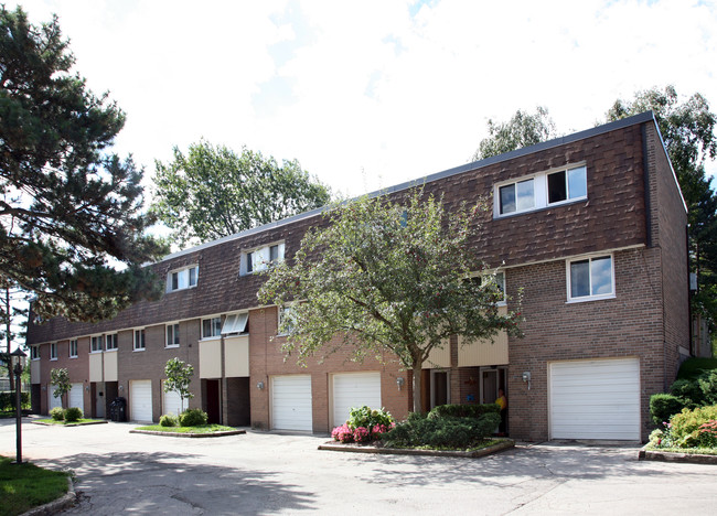 801-807 Tandridge Cres in Toronto, ON - Building Photo - Primary Photo