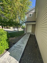690 W Ramsbrook St in Meridian, ID - Building Photo - Building Photo
