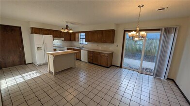 2225 E Jonquil Rd in Fayetteville, AR - Building Photo - Building Photo