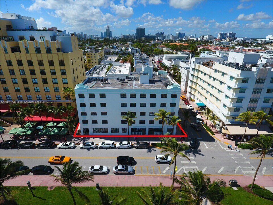1390 Ocean Dr in Miami Beach, FL - Building Photo