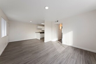 Pine Village in Las Vegas, NV - Foto de edificio - Building Photo