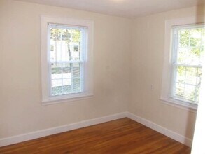24 Spencer St, Unit 2 in Lexington, MA - Foto de edificio - Building Photo