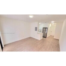 681 NW 30th St in Miami, FL - Foto de edificio - Building Photo