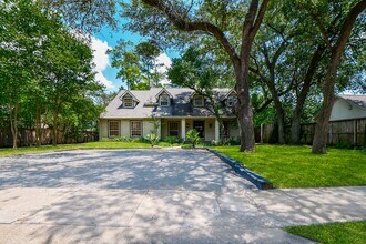 1240 Bingle Rd in Houston, TX - Building Photo - Building Photo