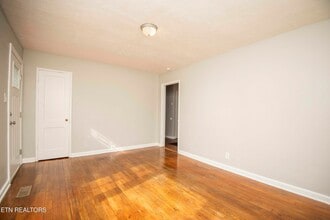 1039 Oglewood Ave in Knoxville, TN - Foto de edificio - Building Photo