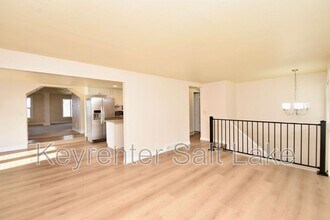 9408 Turnpike Ln in Sandy, UT - Building Photo - Building Photo