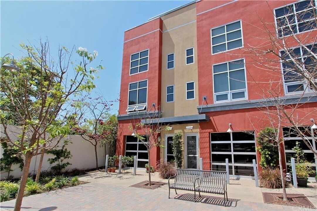 665 Poinsettia St N in Santa Ana, CA - Building Photo