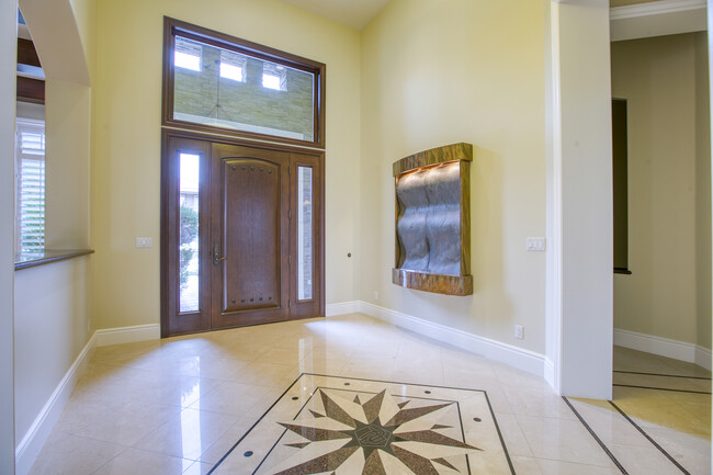 10117 Edgecliff Ln in Las Vegas, NV - Foto de edificio - Building Photo